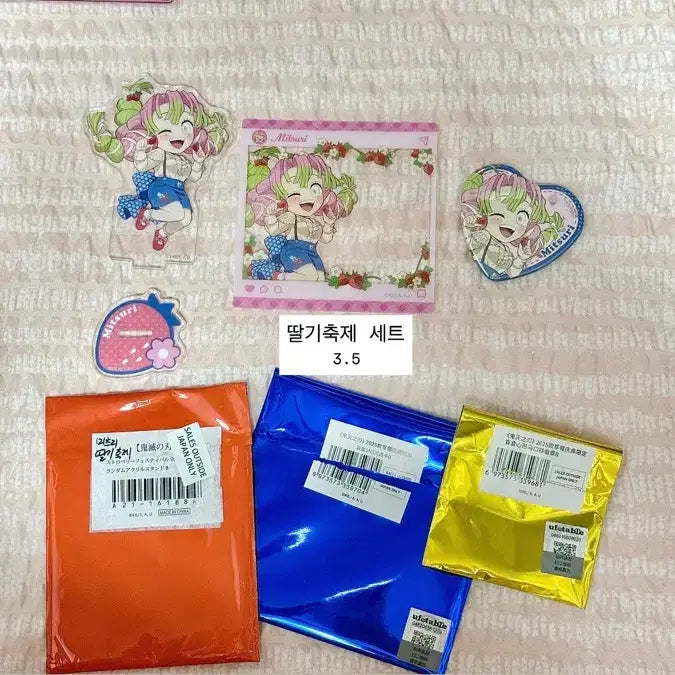 [BUNJANG] Demon Slayer Mitsuri Strawberry Festival Acrylic Badge & Clear Card Set / 귀멸의칼날 미츠리 딸기축제 아크릴 뱃지 클리어카드