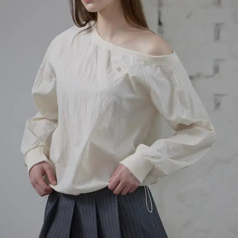 [BUNJANG] Letter From Moon Off-Shoulder Nylon Sweatshirt / 레터프롬문 오프숄더 나일론 스웻셔츠 맨투맨