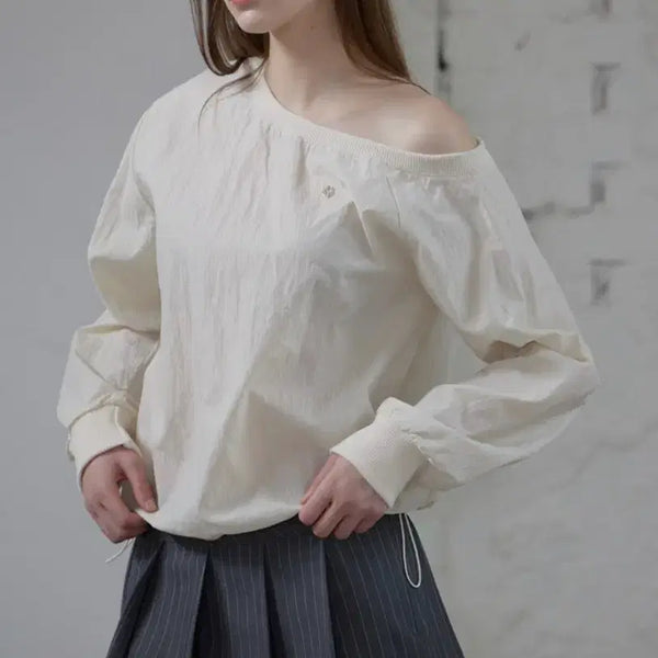 [BUNJANG] Letter From Moon Off-Shoulder Nylon Sweatshirt / 레터프롬문 오프숄더 나일론 스웻셔츠 맨투맨