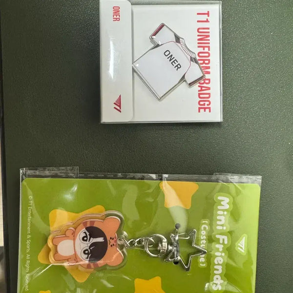 [BUNJANG] T1 Faker Uniform Badge + Mini Friends Keyring / 티원 오너 유니폼 뱃지 + 미니프렌즈 키링