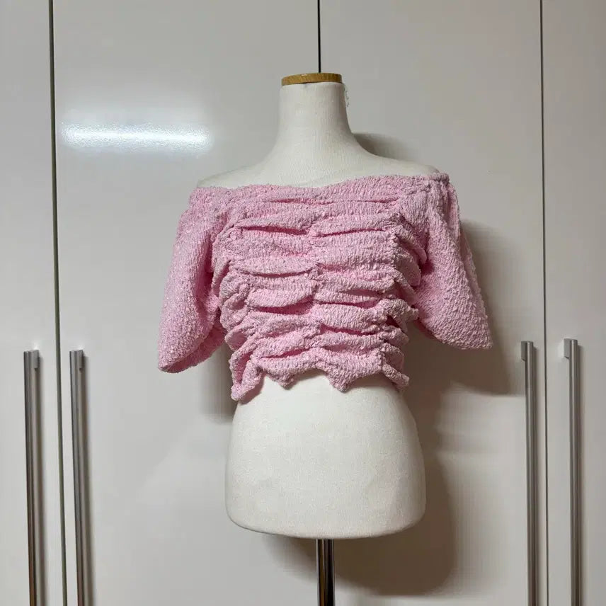 [BUNJANG] Off-Shoulder Cropped Gathered Shirring Short Sleeve Knit Top / 오프숄더 크롭 곱창 주름 셔링 반팔 니트 핑크 소라