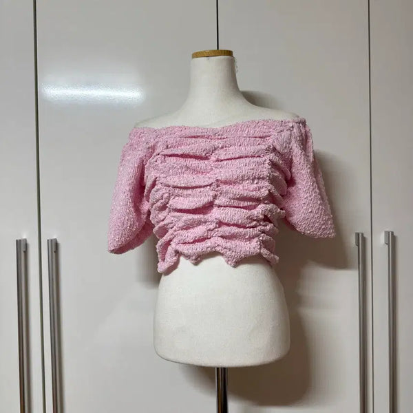 [BUNJANG] Off-Shoulder Cropped Gathered Shirring Short Sleeve Knit Top / 오프숄더 크롭 곱창 주름 셔링 반팔 니트 핑크 소라
