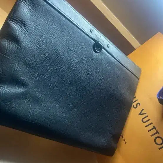 [BUNJANG] Louis Vuitton Shadow Clutch / 루이비통 쉐도우 클러치