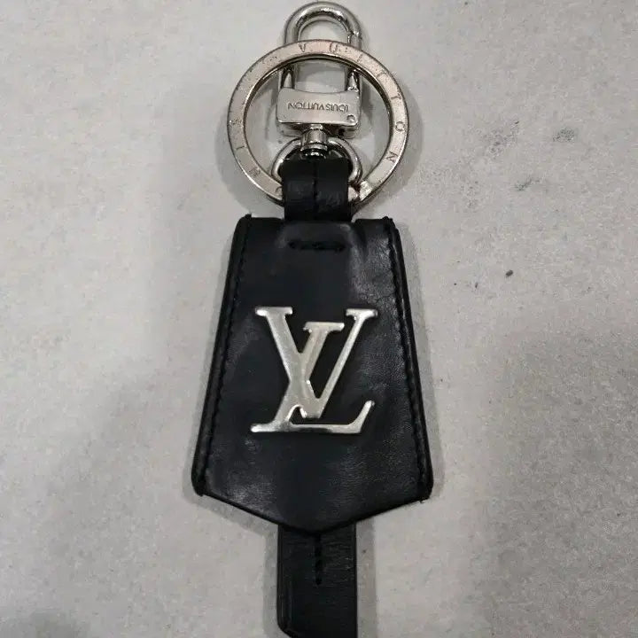 [BUNJANG] Louis Vuitton Black Leather Monogram Keyring / 루이비통 블랙 가죽 키링 / 판매