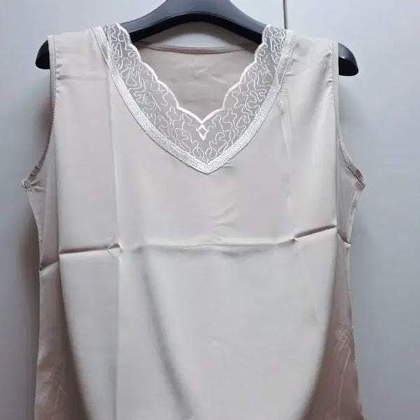 [BUNJANG] Satin Lace Trim Sleeveless Blouse - Beige / 나시 블라우스 레이스 배색 베이지. 새틴 고급형