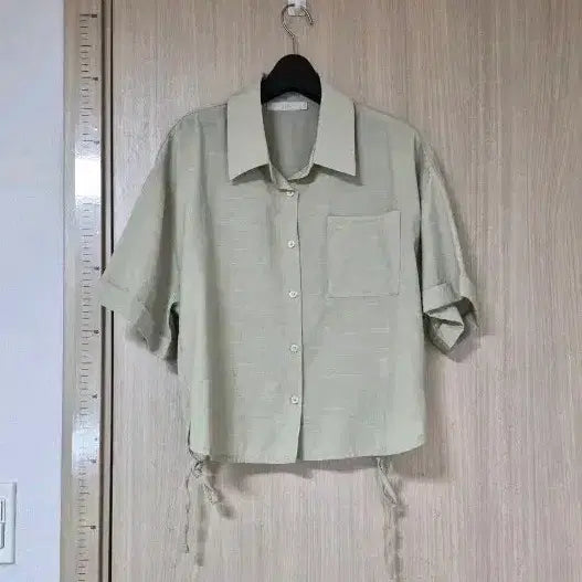 [BUNJANG] VISIT NEW YORK Shirring Collar Short-Sleeve Blouse / 비지트 뉴욕 밑단 스트링 카라 반팔 블라우스 F
