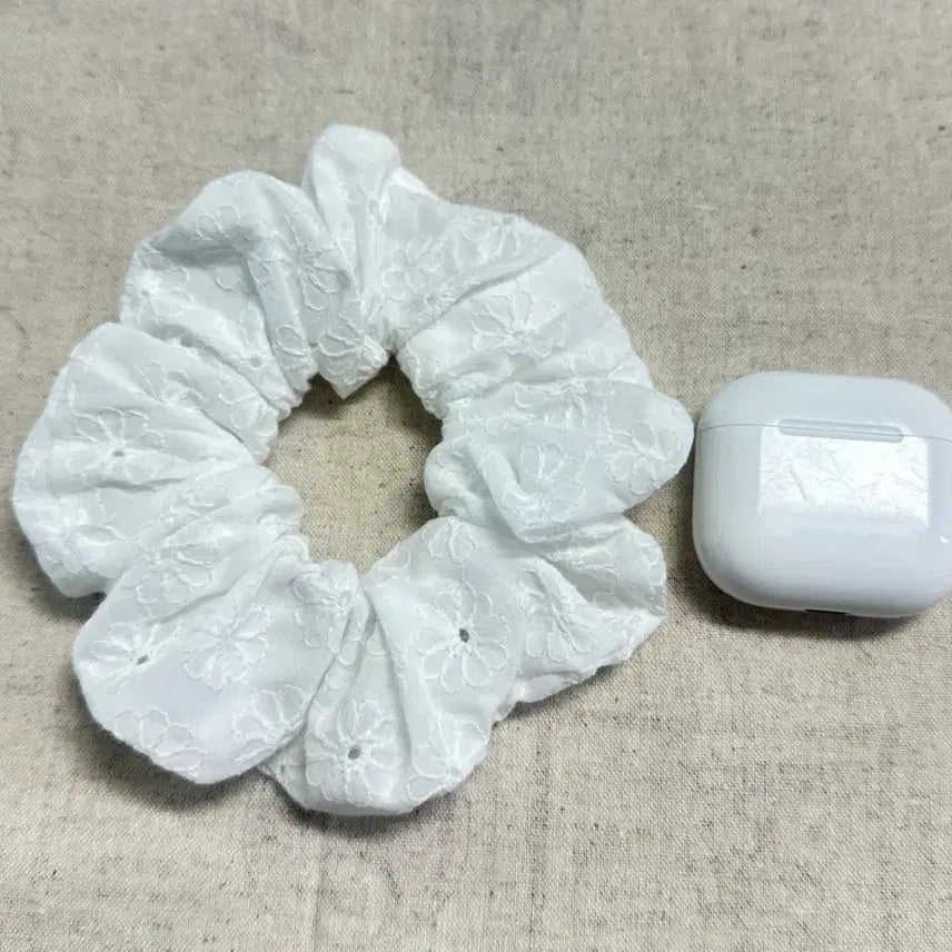 [BUNJANG] Handmade Scrunchie with White Punching Embroidery / 화이트 펀칭 자수 핸드메이드 스크런치