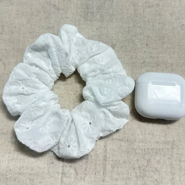 [BUNJANG] Handmade Scrunchie with White Punching Embroidery / 화이트 펀칭 자수 핸드메이드 스크런치