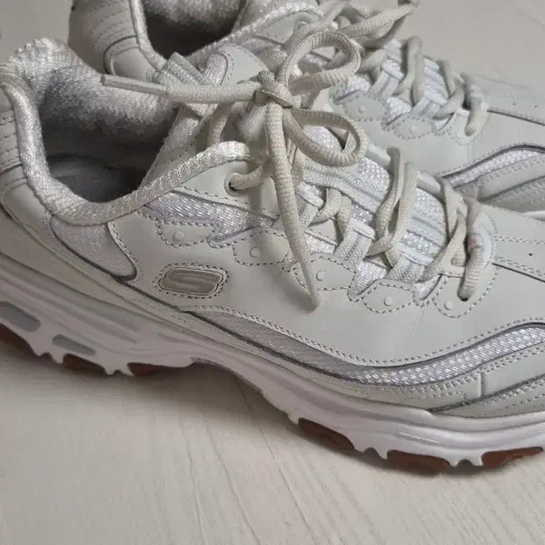 [BUNJANG] Skechers Delight Memory Foam Sneakers / 스케쳐스 딜라이트 메모리폼 스니커즈 // 275