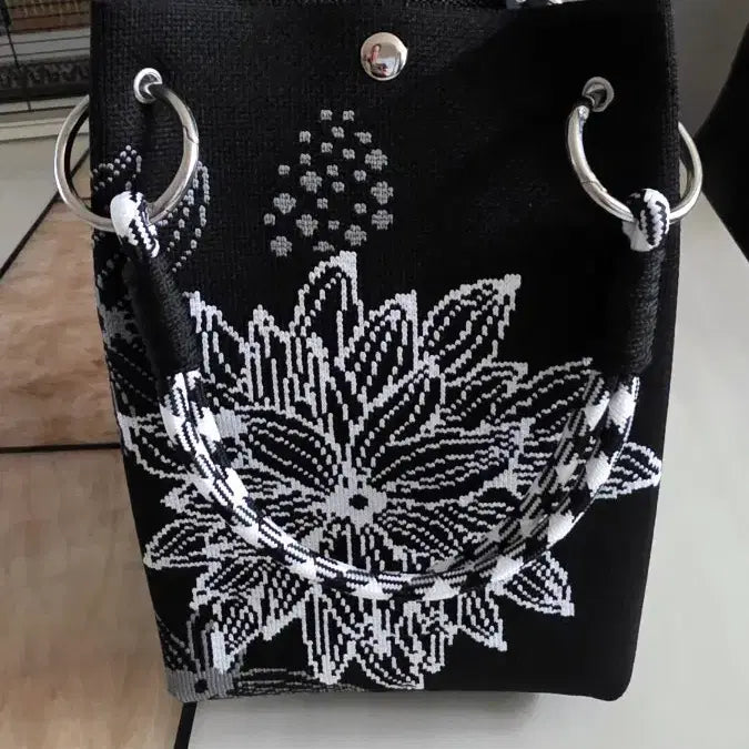 [BUNJANG] Black Flower Pattern Tote Bag / 검정 플라워 패턴 토트백
