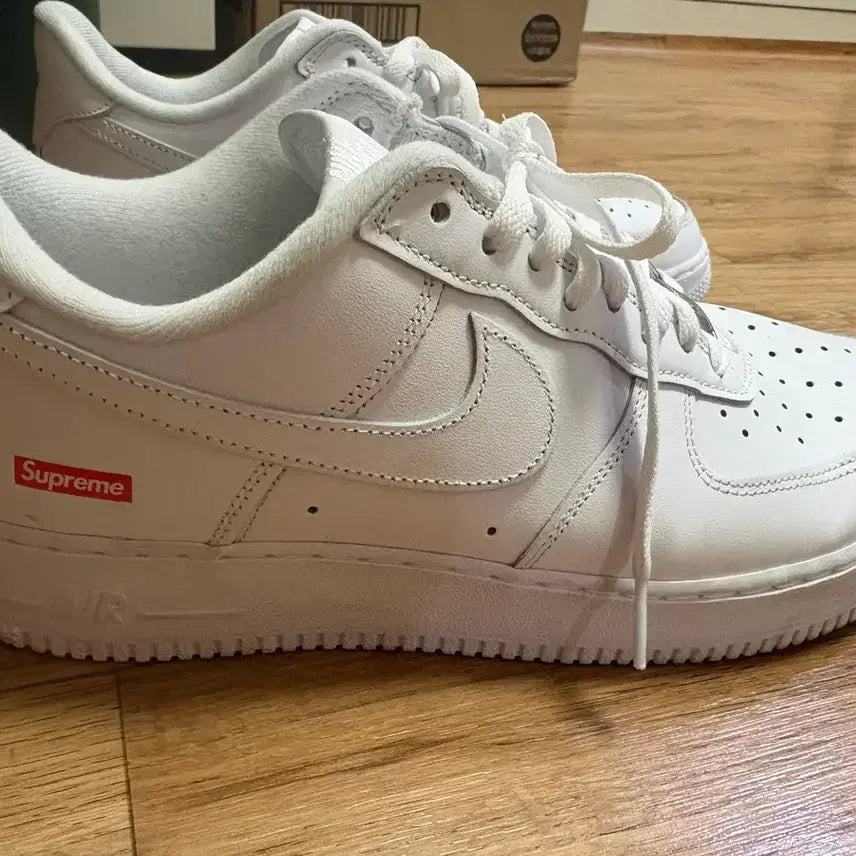 [BUNJANG] Supreme x Air Force 1 White Sneakers (275) / 슈프림 에어포스1 275
