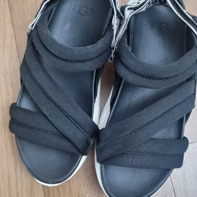 [BUNJANG] Black Ugg Sandals - Size 220-225 / 어그샌들 220사이즈