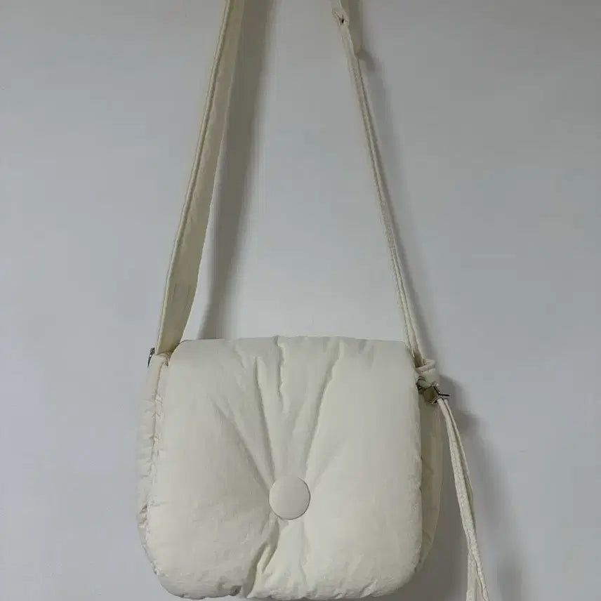 [BUNJANG] iDancing Puppy Shoulder Cross Padded Bag - Ivory / 아이띵소 퍼피 숄더 크로스 패딩백 아이보리 가벼운 가방