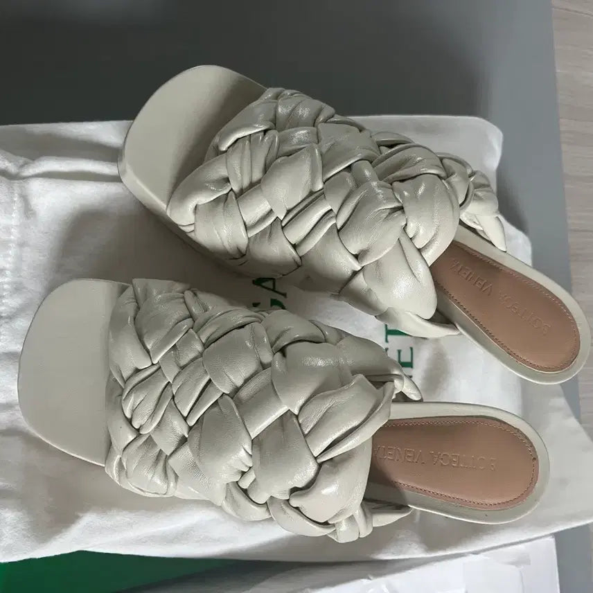 [BUNJANG] Bottega Veneta Cassette Slide Sandals Mules Ivory Size 38 / 새신발 보테가베네타 카세트 슬라이드 샌들 아이보리 뮬 38