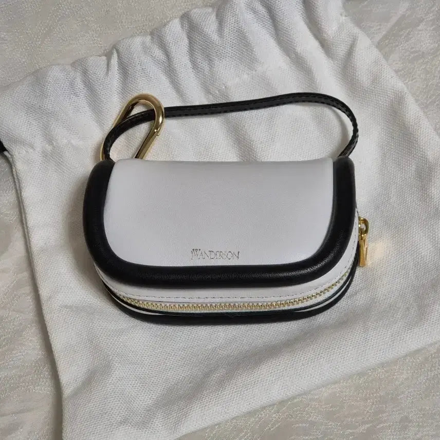 [BUNJANG] JW Anderson Bumper Pouch White Black Gold Mini Bag Keychain Wallet / jw앤더슨 범퍼 파우치 화이트 블랙 골드 미니백 가방 키링 지갑 더스트백