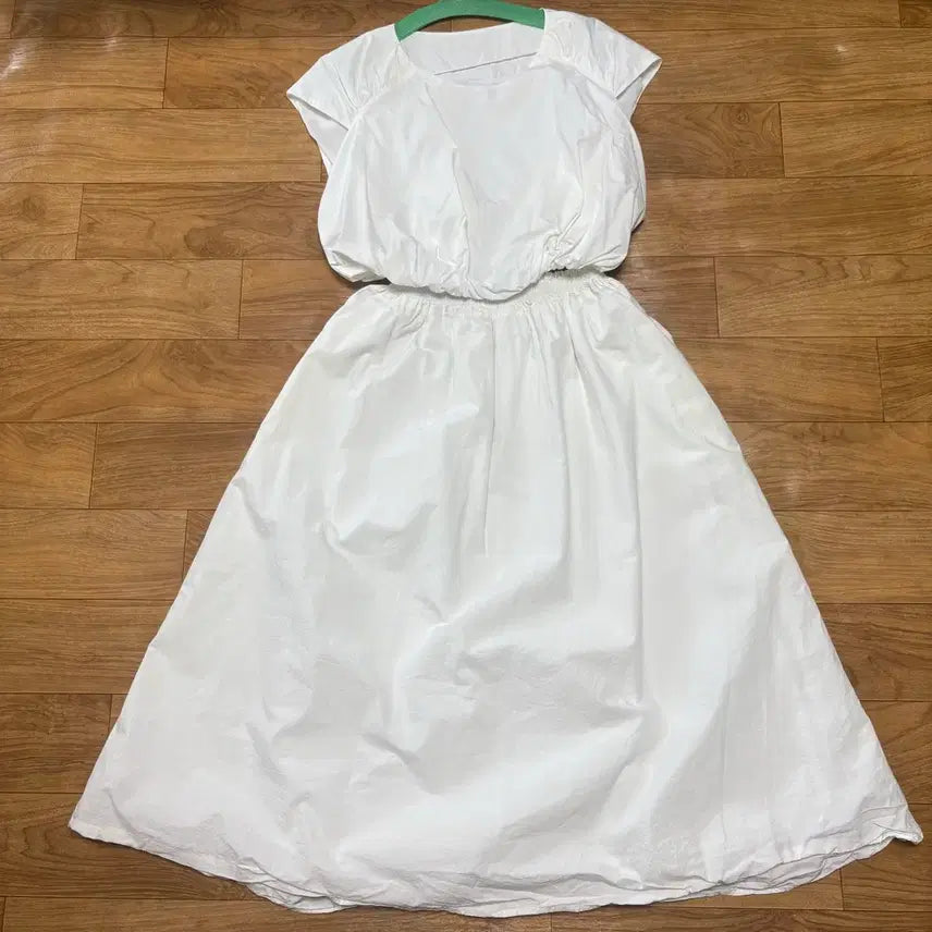 [BUNJANG] White Sleeveless Blouse and Long Skirt Two-Piece Set / 화이트 투피스세트 민소매블라우스 롱스커트 여름코디