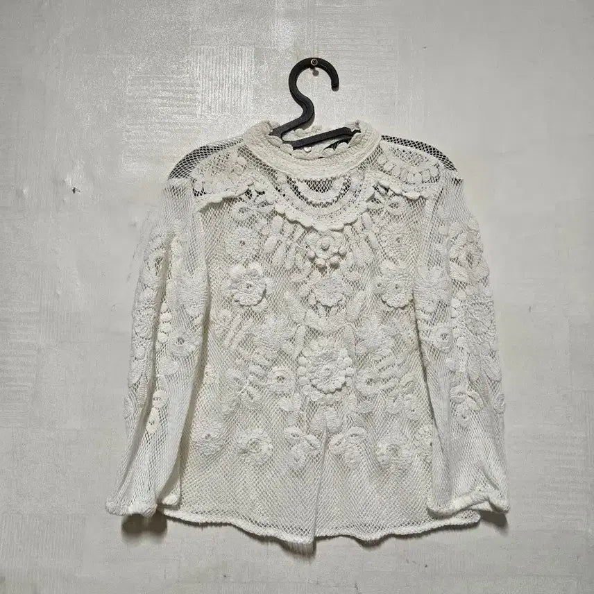 [BUNJANG] Zara Crocheted Flower Embroidered Blouse (M) / 자라 크로셰 블라우스 M