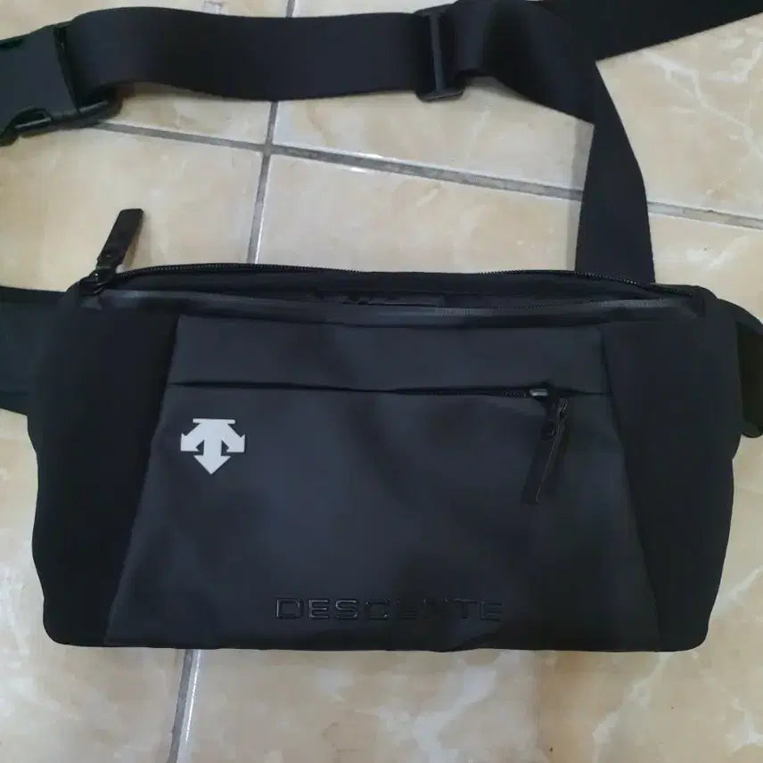 [BUNJANG] Descente Sling Bag / 데상트 슬링백