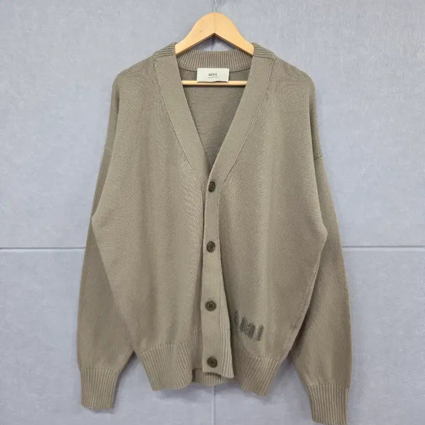 [BUNJANG] AMI Alexandre Mattiussi Tonal Lettering Logo V-Neck Cardigan Khaki XL / (새 상품) AMI 아미 톤온톤 레터링 로고 브이넥 가디건 카키