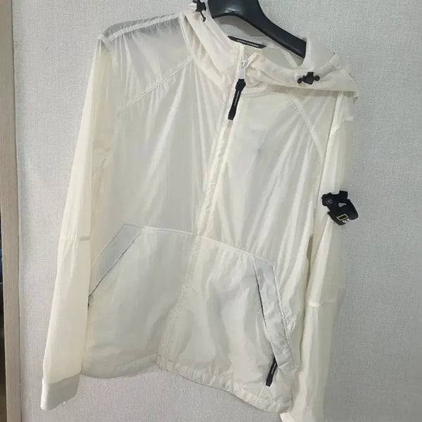 [BUNJANG] National Geographic White Windbreaker Jacket / 내셔널지오그래픽 바람막이 자켓 화이트
