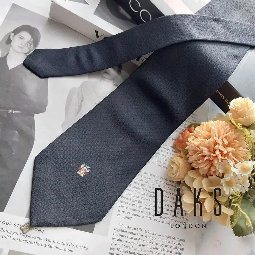 [BUNJANG] DAKS Black Tonal Geometric Jacquard & Crest Logo Silk Tie 9.7cm / 닥스 블랙 문장 로고 자카드 넥타이 9.7cm A+~A등급 K3170