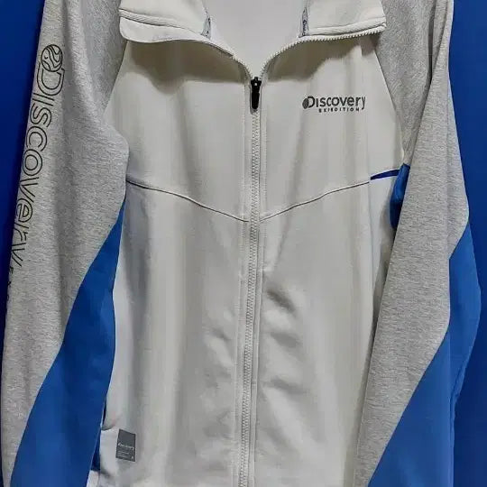 [BUNJANG] Discovery Expedition Zipper Jacket (White/Grey/Blue) - Size 100 / 디스커버리 집업 자켓 화이트/그레이/블루. 100