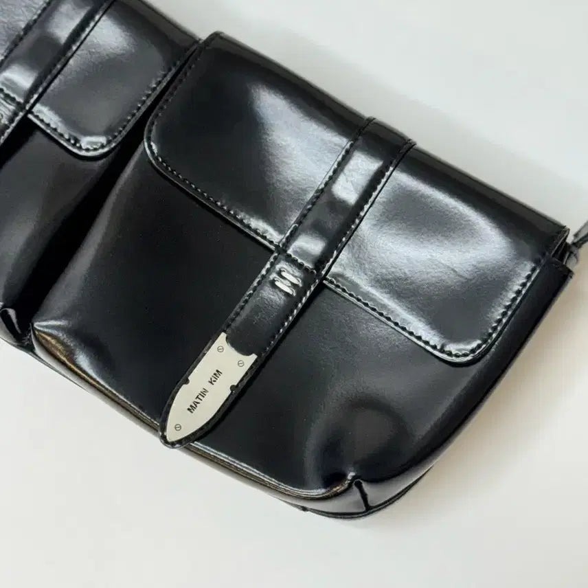 [BUNJANG] Matin Kim Black Enamel Flap Shoulder Bag / Matin Kim 마뗑킴 블랙 에나멜 플랩 숄더백