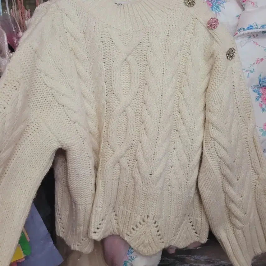 [BUNJANG] Zara Cable Knit Sweater Cream Cubic Button M / 자라 케이블 니트 스웨터 크림색 큐빅 버튼M