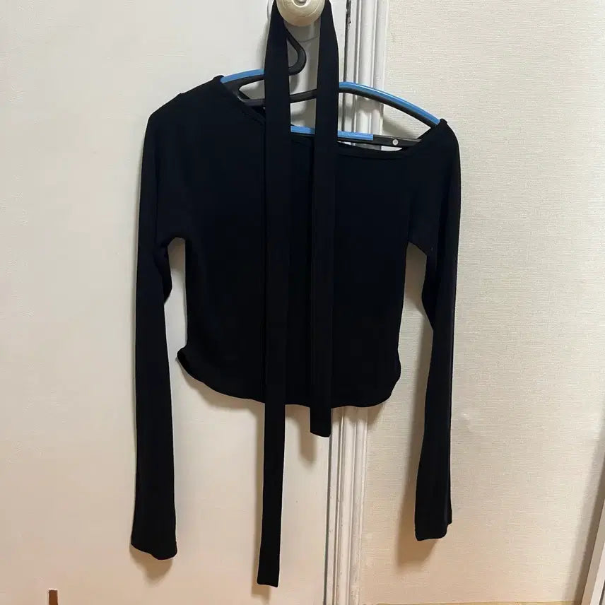 [BUNJANG] Black Knit Cropped Long Sleeve Cut-out Turtleneck Top / 검정 어깨 크롭 긴 팔 소매 트임 목도리 티