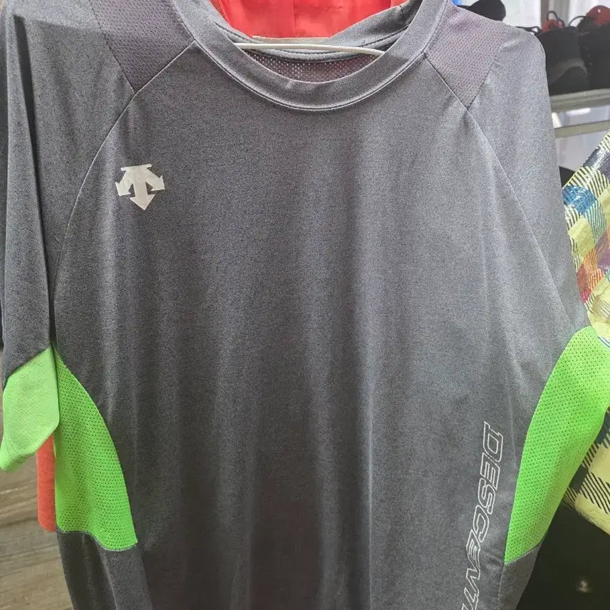 [BUNJANG] Descente Short Sleeve T-Shirt Grey/Fluorescent Size 100 / 데상트 반팔 티셔츠 그레이/형광100