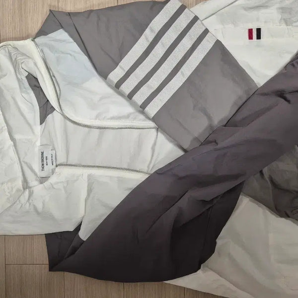 [BUNJANG] Thom Browne 4-Bar Windbreaker White/Gray Nylon / 톰브라운 화이트/그레이 4선 바람막이 나일론 소재 100%
