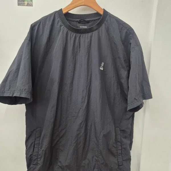 [BUNJANG] Kangol Black Nylon Short-Sleeve T-Shirt (L) / 캉골의 매력적인 블랙 나일론(바스락 원단)반팔 사이즈는 L