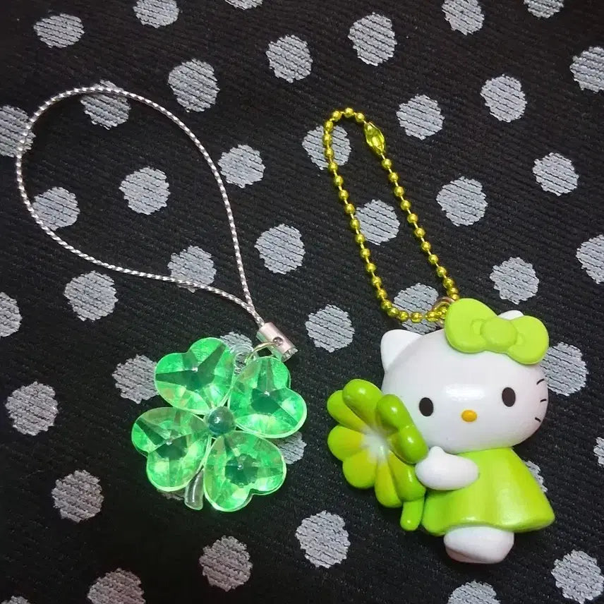 [BUNJANG] Sanrio Lucky Clover Hello Kitty Keyring Strap Gacha / 산리오 네잎클로버 행운의 헬로키티 키티 키링 스트랩 가챠