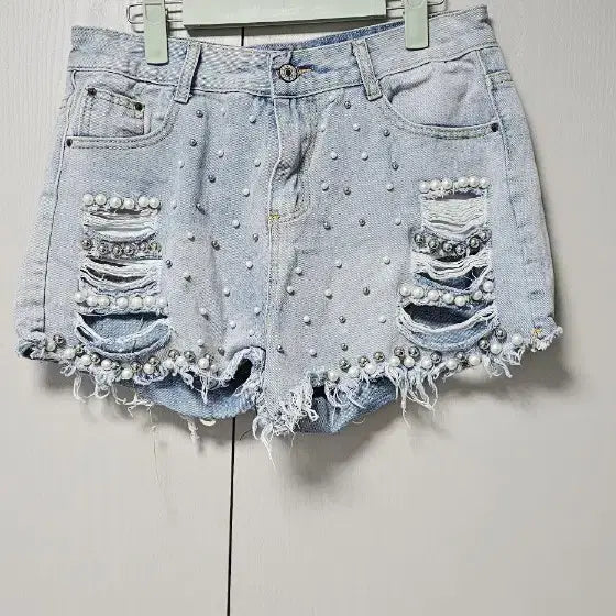 [BUNJANG] Beaded & Pearl Detail Distressed Denim Shorts / 쇠구슬 진주구슬 포인트 데미지 반바지