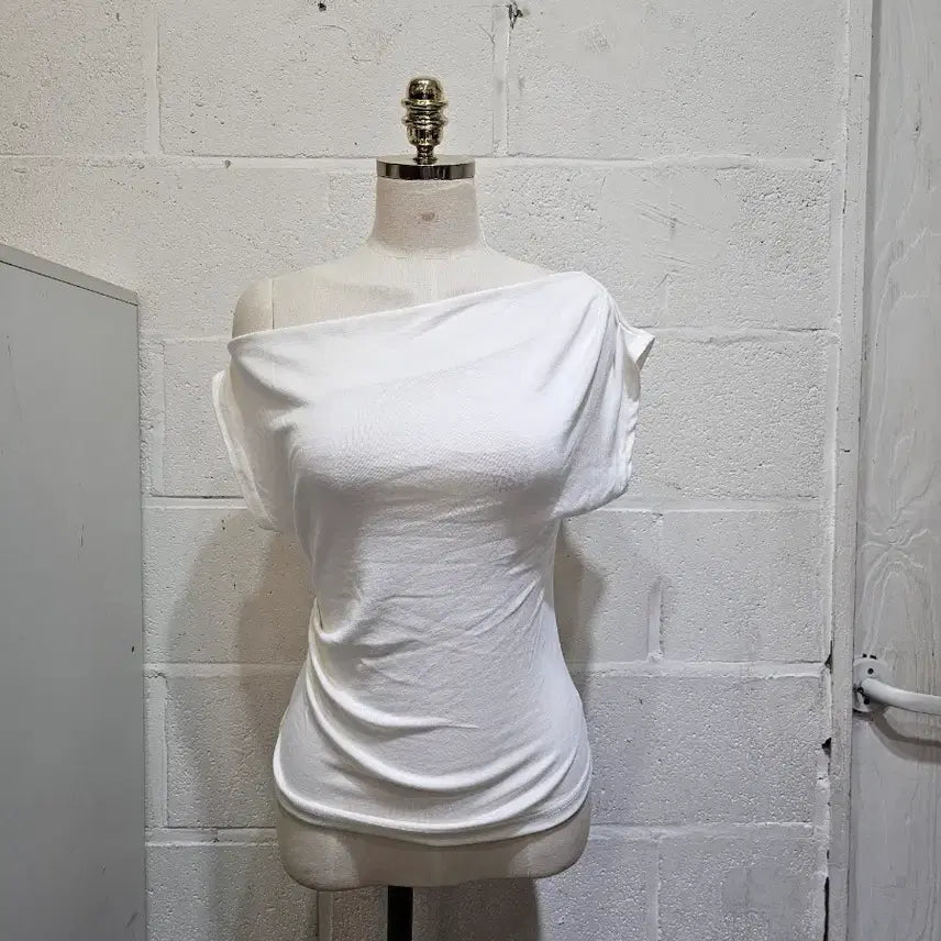 [BUNJANG] One-Shoulder Shirring Off-Shoulder Plain T-Shirt - White / 한쪽셔링 오프숄더 부드러운 무지 반팔- 화이트