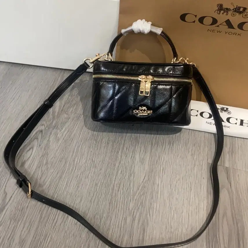 [BUNJANG] Coach Quilted Shoulder Bag with Gold Logo / 코치 숄더백