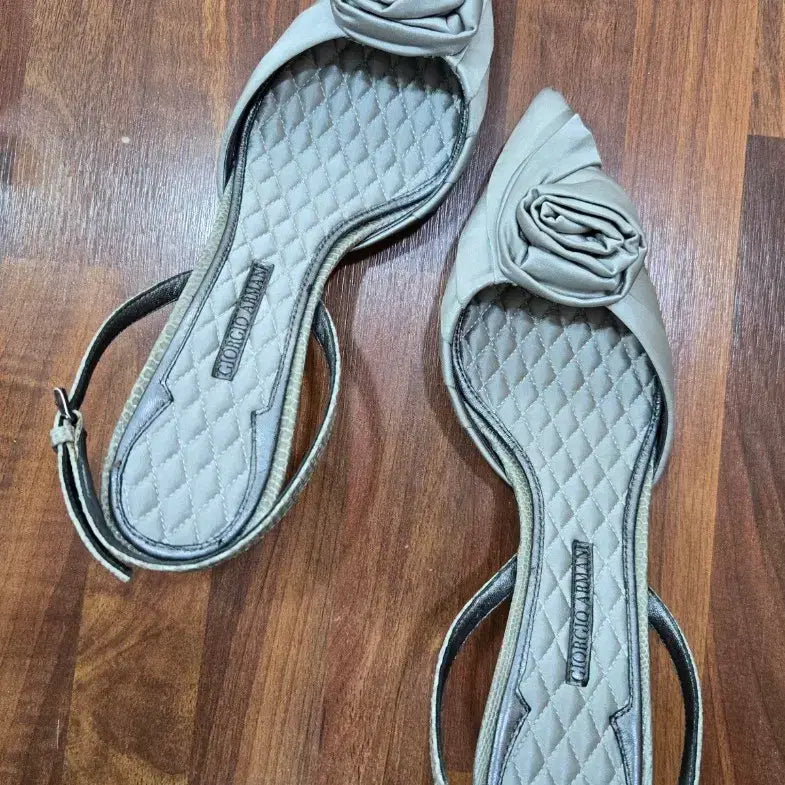 [BUNJANG] Giorgio Armani Vintage Rose Satin Slingback Heels / 조르지오 아르마니 빈티지 새틴 로즈 슬링백 힐(240)
