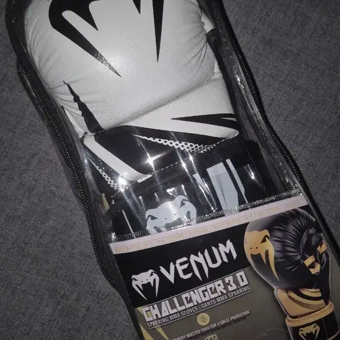 [BUNJANG] Venum Challenger 3.0 Sparring Gloves Black/White / 베넘 챌린저 3.0 스파링 글러브 블랙/화이트