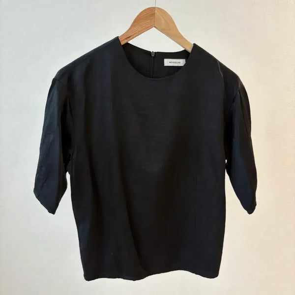 [BUNJANG] Black Glossy Short-Sleeve Blouse / 블랙 광택 반팔 블라우스