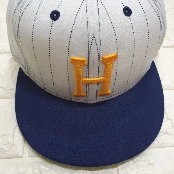[BUNJANG] HUF x New Era Pinstripe H Logo 59FIFTY Fitted Cap / [미착용 새상품/7 3/8] 허프 x 뉴에라 핀스트라이프 H 로고 59FIFTY 피티드캡