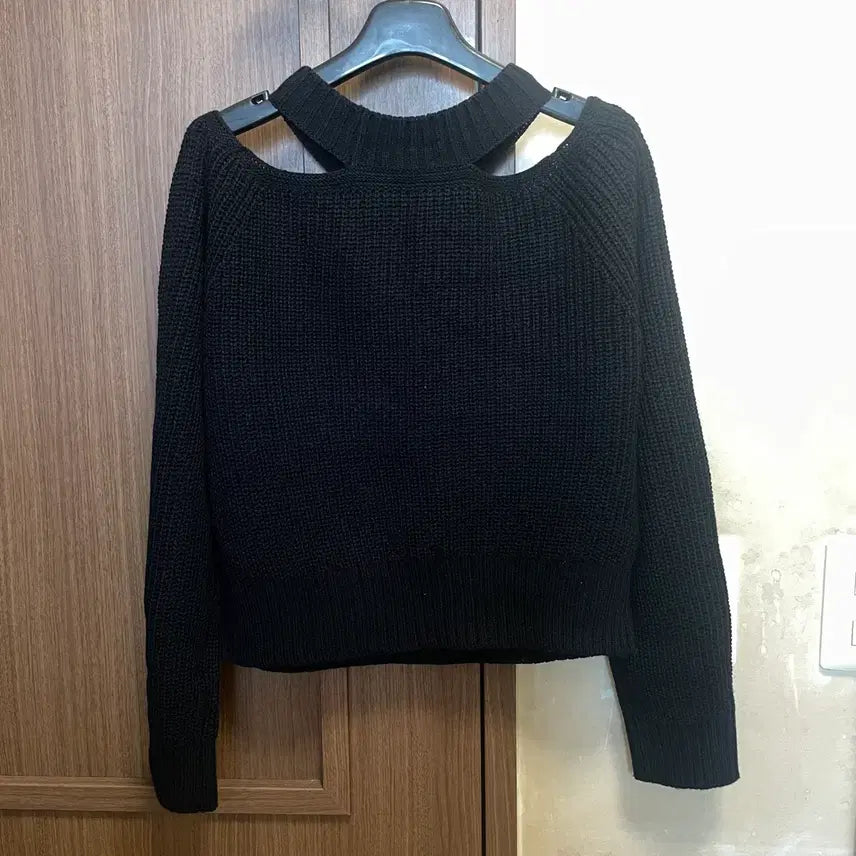 [BUNJANG] Black Off-Shoulder Knit Sweater / 블랙 오프숄더 니트 오프숄더 스웨터