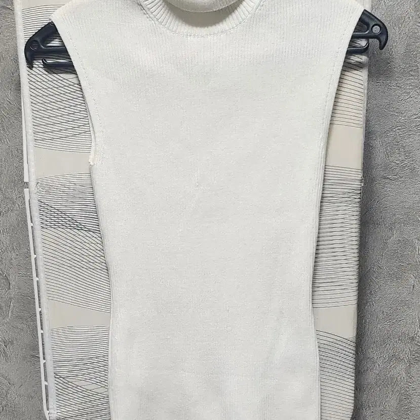 [BUNJANG] Blossom Sleeveless Knit Turtle Neck / 블러썸민소매니트
