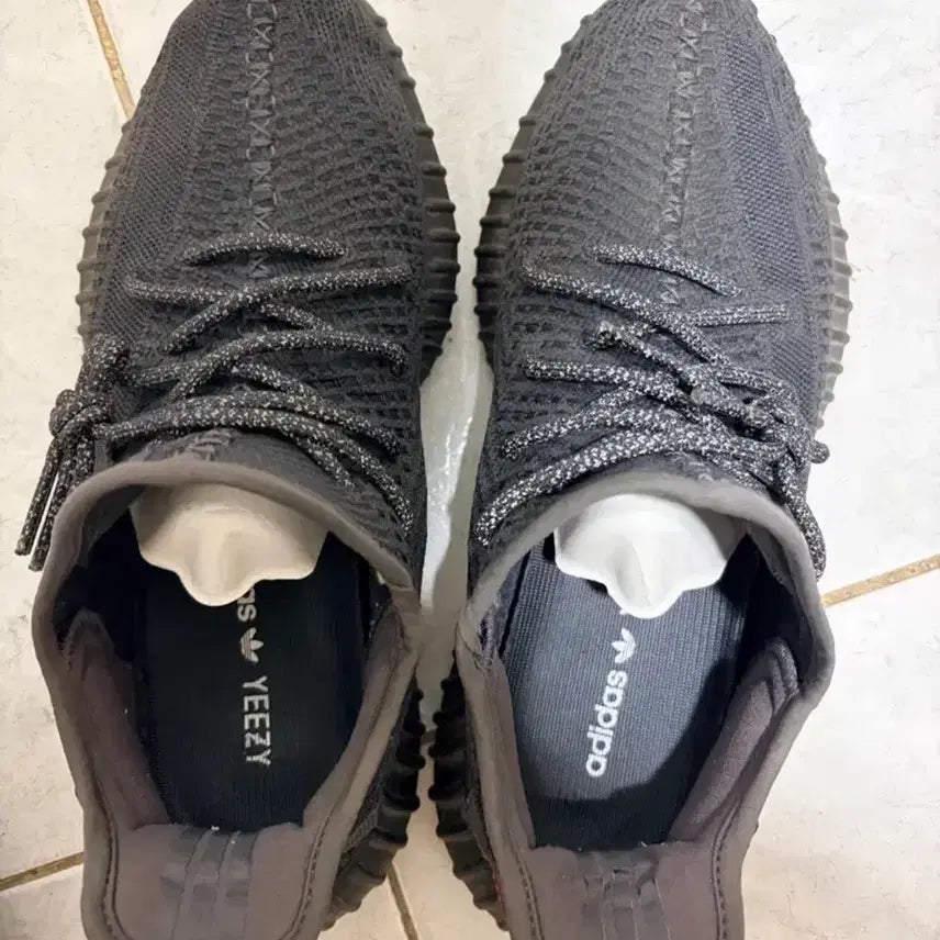 [BUNJANG] Adidas Yeezy Boost 350 V2 Triple Black Sneakers (280mm) / (풀구성)아디다스 이지부스트 350 V2 트리플블랙 280