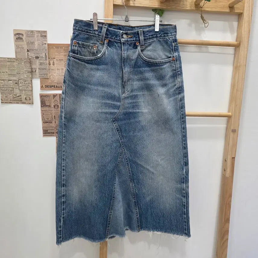 [BUNJANG] Levi's 505 Vintage Remake Long Denim Skirt (Medium Wash) / [프립]W33] 리바이스 505 빈티지 리메이크 롱 데님 스커트 (중청)