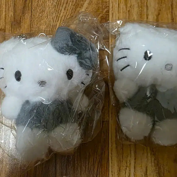 [BUNJANG] Sanrio Hello Kitty & Daniel Monotone Keychain Set / 산리오 헬로키티, 다니엘 모노톤 키링 세트
