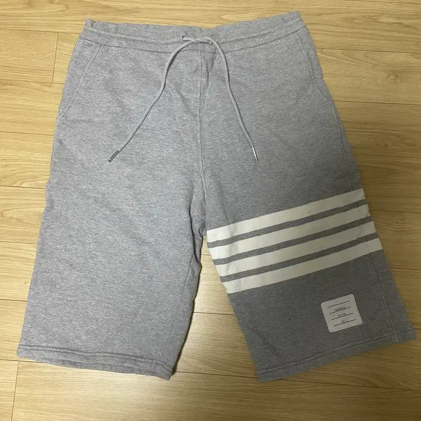 [BUNJANG] Thom Browne Grey Diagonal Stripe Shorts / [3사] 톰브라운 그레이 사선완장 반바지