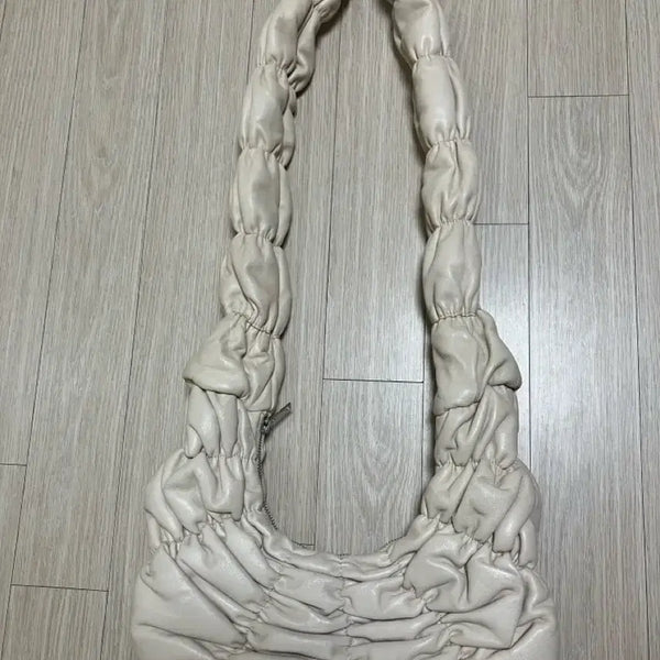 [BUNJANG] COS Leather Cross Body Bag Light Beige / 코스 리플 레더 크로스 바디 백 라이트베이지