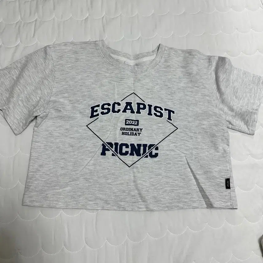 [BUNJANG] Ordinary Holiday ESCAPIST Cropped T-Shirt / 오디너리홀리데이 ESCAPIST 크롭티