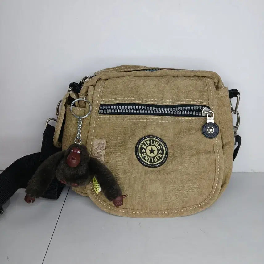 [BUNJANG] Kipling Crossbody Bag Beige with Gorilla Keychain / 키플링 크로스백 베이지색 고릴라 키링 포함
