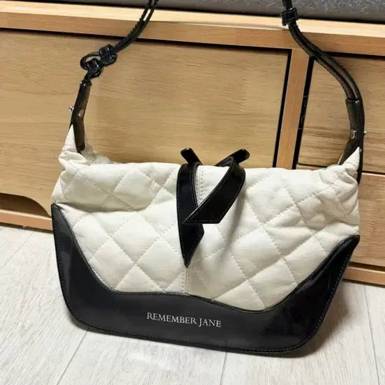 [BUNJANG] Remember Jane Quilting Shoulder Bag Beige/Black / 리멤버제인 포춘백- 퀄팅 숄더백 베이지/블랙